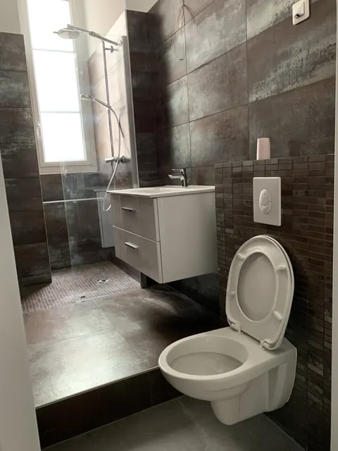 Salle de douche à l'italienne : Douche à l'italienne, WC suspendu et meuble vasque – Luxmaison Nice