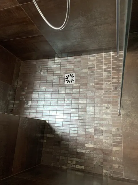 Salle de douche à l'italienne : Sol de douche en mosaïque – Luxmaison Nice